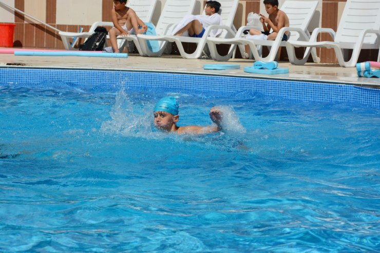 Seyitgazi Belediyesi yüzme kursu ilk mezunlarını veriyor