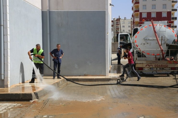 Okul bahçeleri yıkandı