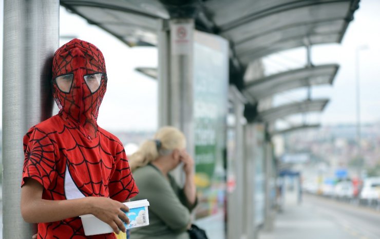 Suriyeli Ali "Örümcek Adam" kostümüyle mendil satışını ikiye katladı