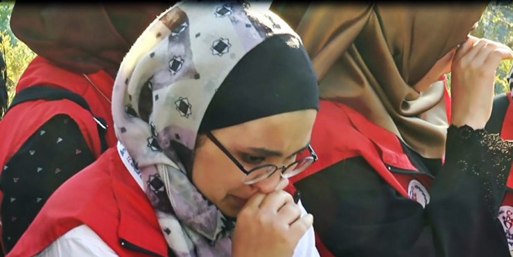 Mezarlık yandı, şehit mezarlığındaki Türk bayrağı yanmadı