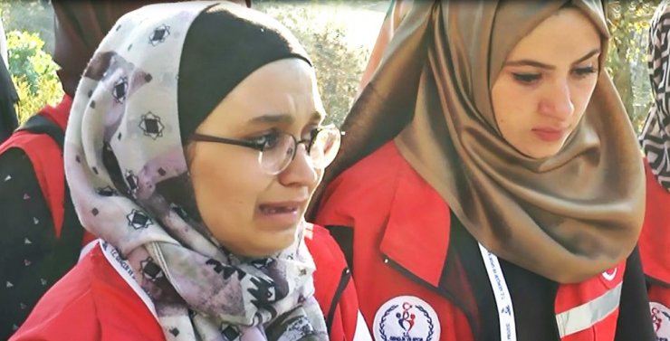 Mezarlık yandı, şehit mezarlığındaki Türk bayrağı yanmadı