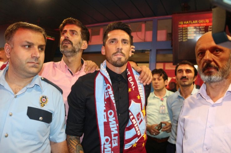 Trabzonspor taraftarı Sosa ve Volkan Şen’i omuzlarına aldı