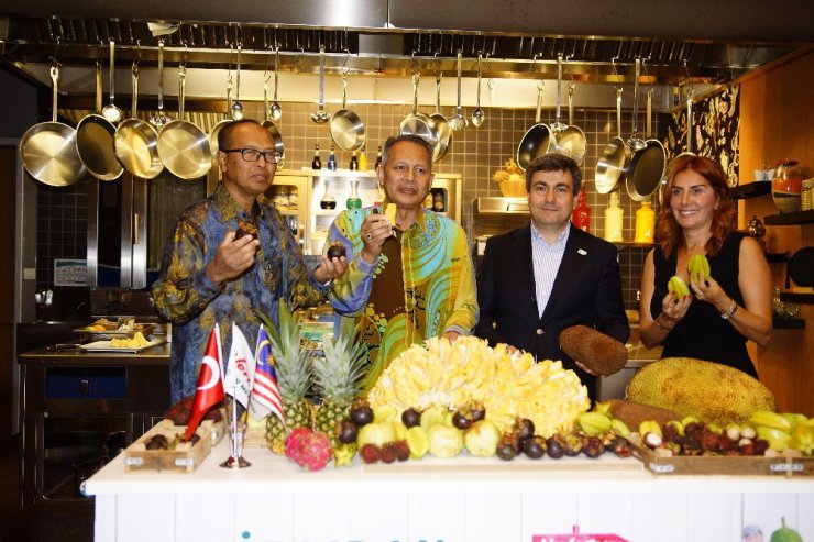 Malezya Büyükelçisi dünyanın en büyük meyvesini kesti