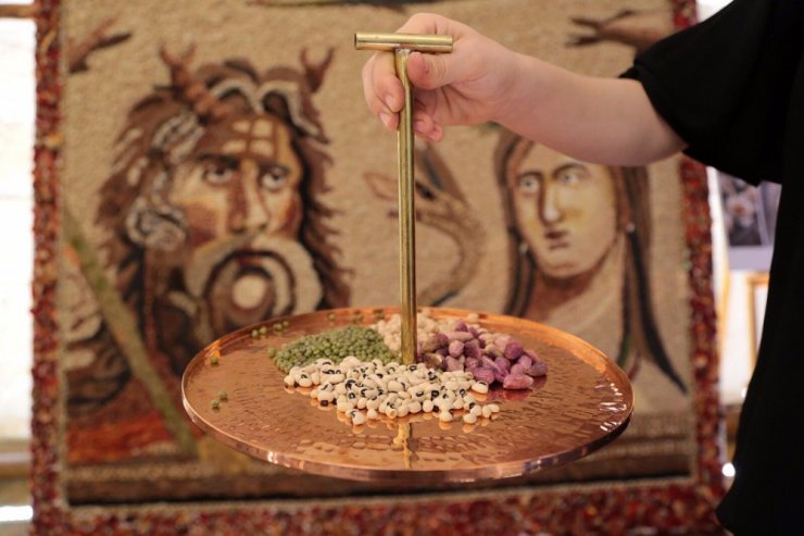 Yöresel malzemelerden mozaik yaptı