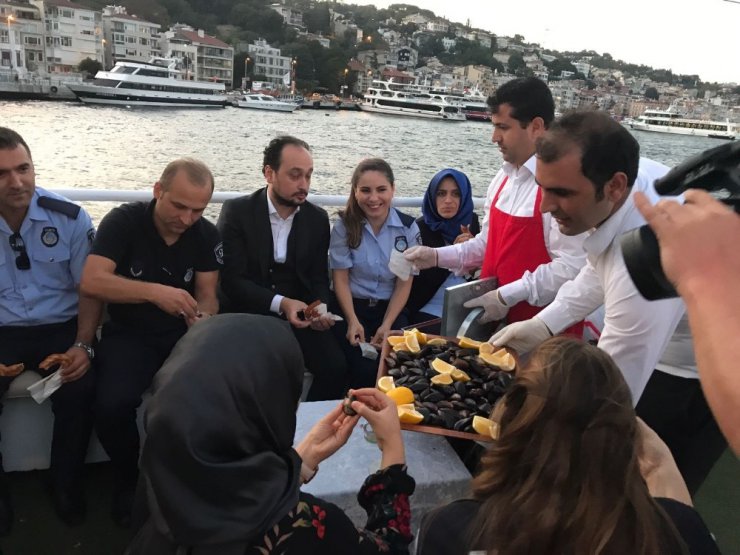 Kutlama yapan zabıtalara seyyar satıcı şoku