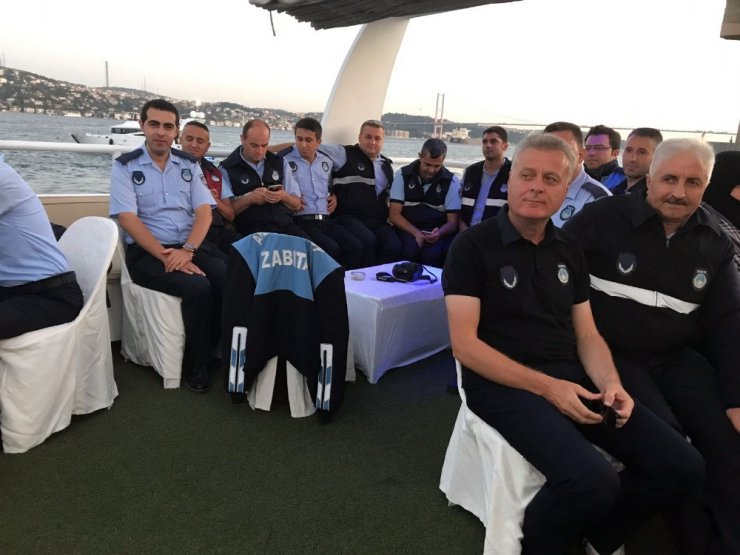 Kutlama yapan zabıtalara seyyar satıcı şoku