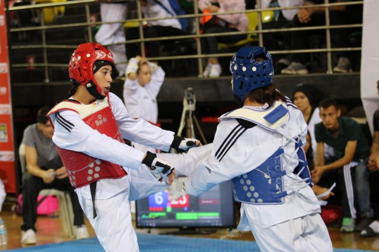 Türkiye Gençler Taekwondo Şampiyonası nefes kesiyor