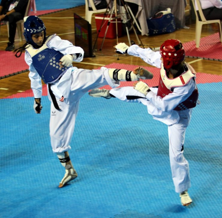 Türkiye Gençler Taekwondo Şampiyonası nefes kesiyor