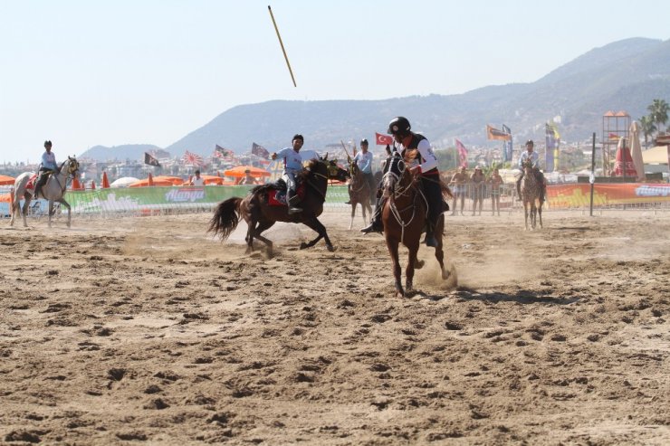 Plajda atlı cirit heyecanı devam ediyor