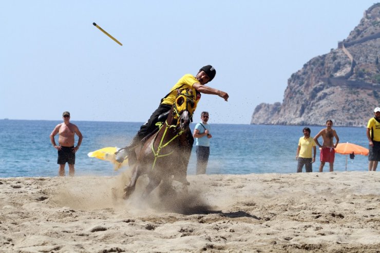 Plajda atlı cirit heyecanı sona erdi