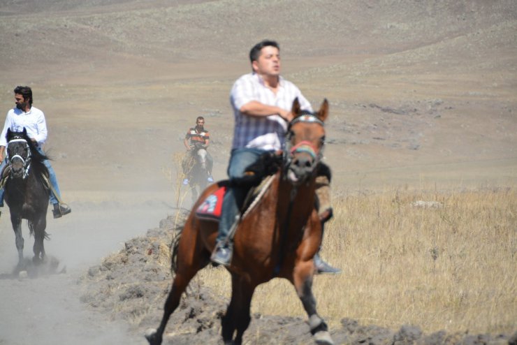 Ardahan’da 3’üncü Doğu Anadolu At Yarışları yapıldı