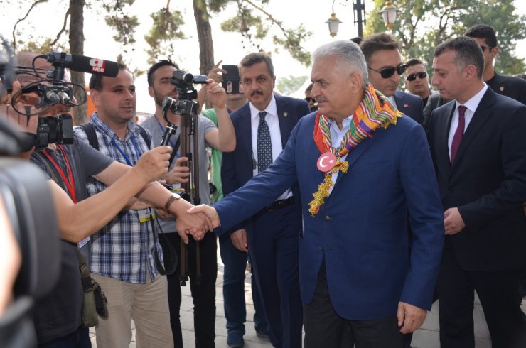 Başbakan Binali Yıldırım, Ertuğrul Gazi Türbesi’nde Kayı Alplerinin nöbet değişimini izledi