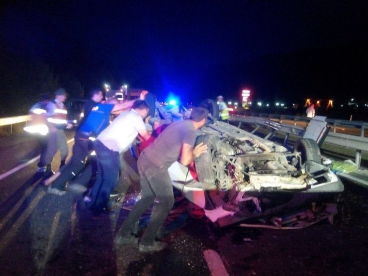 Takla atan otomobilde sıkışan kadını AFAD kurtardı