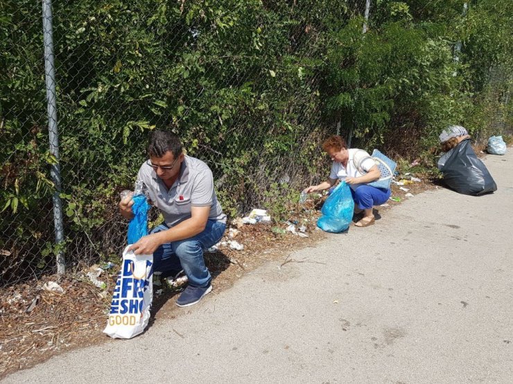 Gönüllüler bu kez de gurbetçilerin çöplerini temizledi