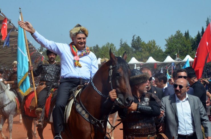 Başbakan ata bindi