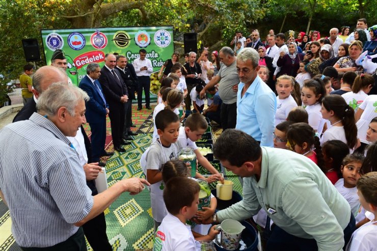 Yüz çocukla turşu kurma rekoru kırıldı