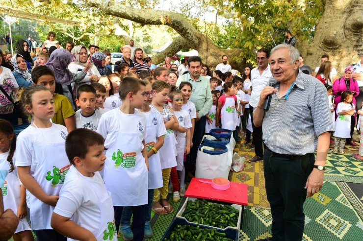 Yüz çocukla turşu kurma rekoru kırıldı