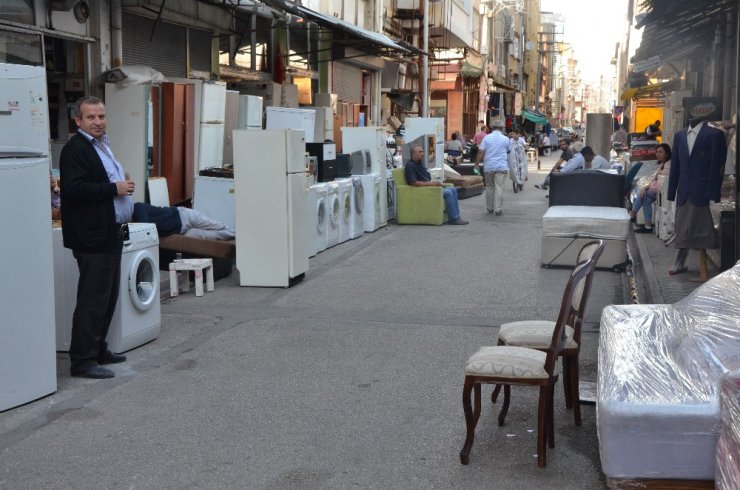 2. el eşya satıcılarına öğrenciler yoğun ilgi gösteriyor