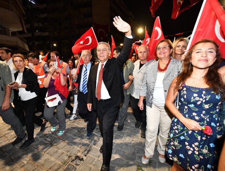 İzmir’de fener alayı coşkusu