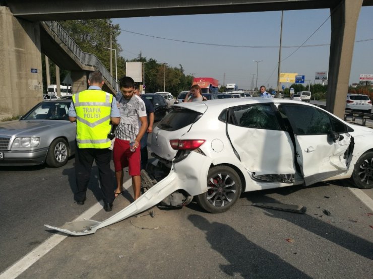 D-100 karayolunda meydana gelen zincirleme kaza trafiği kitledi