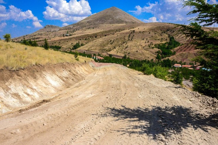 Büyükşehir Kuluncak’ta yol çalışmalarına hız verdi