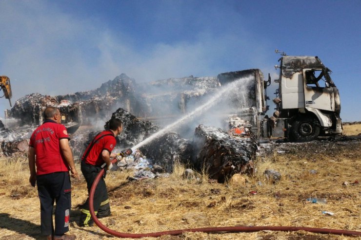 Seyir halindeki kağıt yüklü tır alev aldı