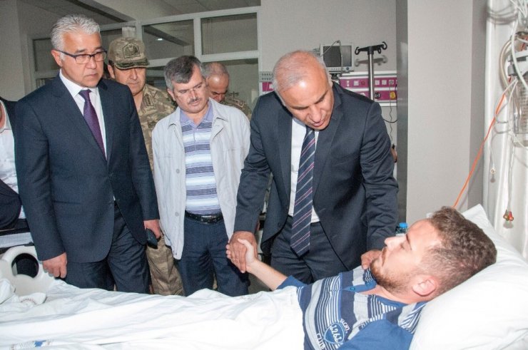Vali Zorluoğlu yaralı polis memurlarını ziyaret etti