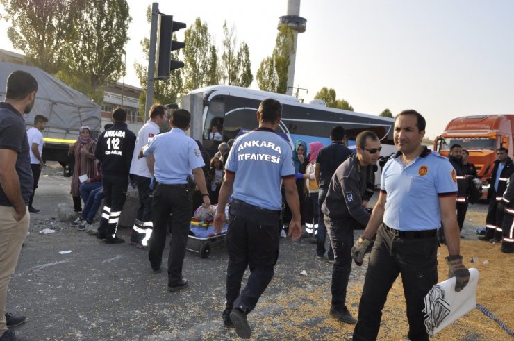 Başkent’te yolcu otobüsü mısır yüklü tıra çarptı