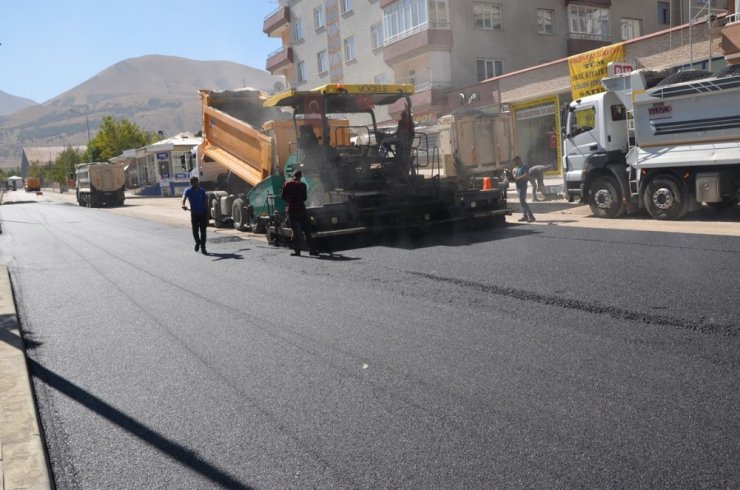 Palandöken Belediyesi’nde asfalt sezonu bitmiyor