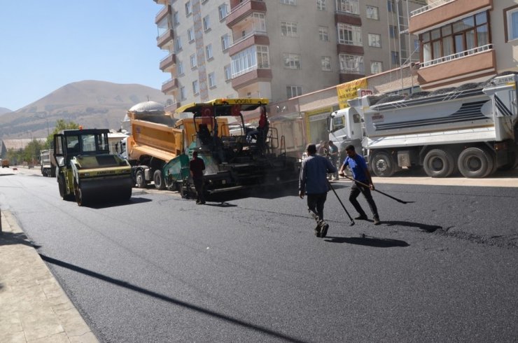 Palandöken Belediyesi’nde asfalt sezonu bitmiyor