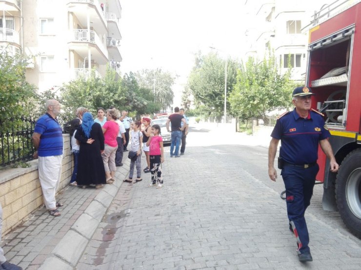 Çamaşır makinesinin neden olduğu yangında 2 kişi dumandan etkilendi