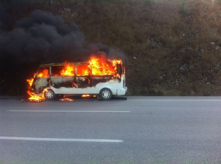 Servis minibüsü alev alev yandı