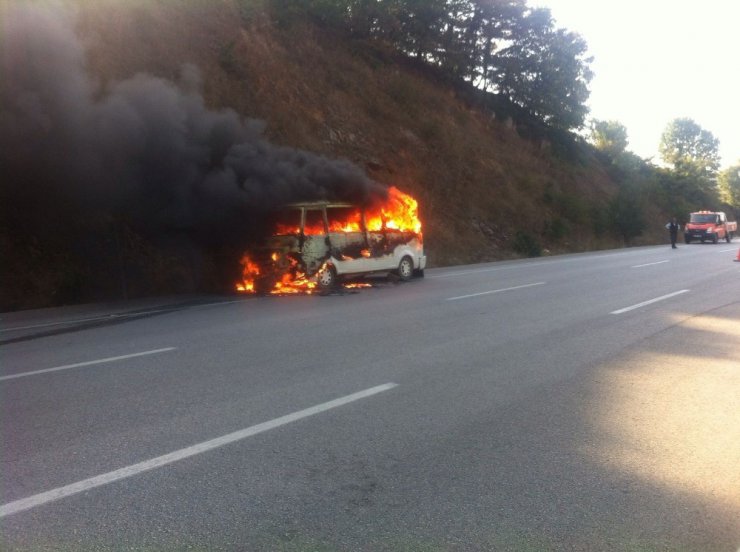 Servis minibüsü alev alev yandı