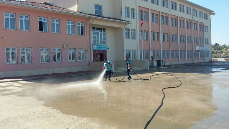 İzmit’te okul bahçeleri yıkanıyor