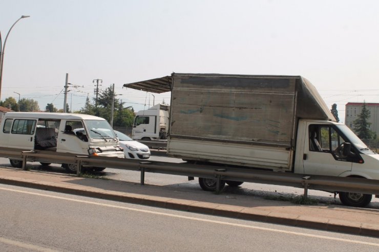 Emniyet şeridinde bekleyen kamyonete minibüs çarptı