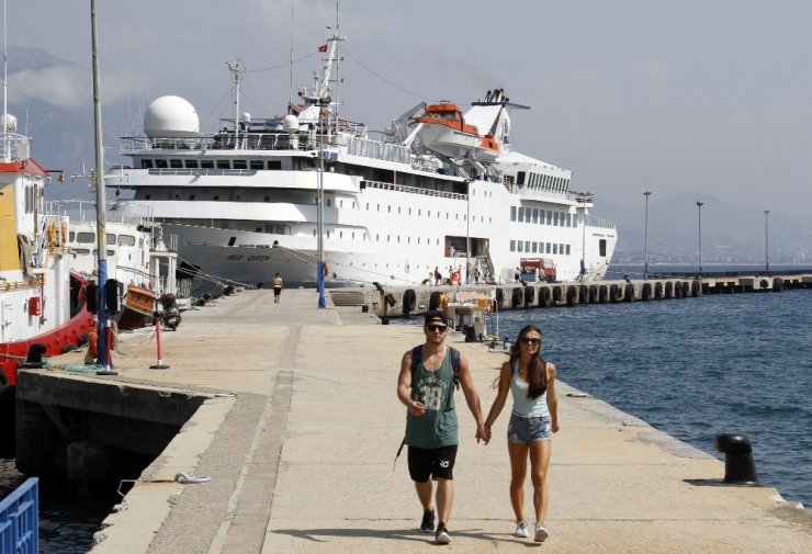 Denizden gelen Lübnanlıları polis haritayla karşıladı