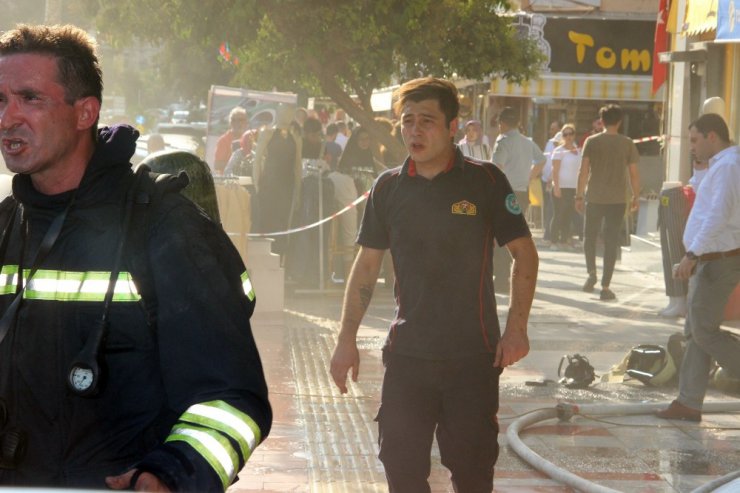 Manisa’da korkutan depo yangını