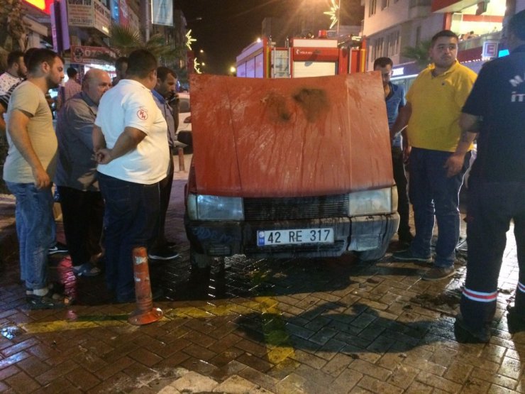 Otomobil seyir halindeyken alev aldı