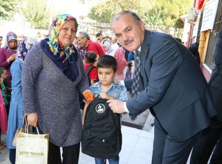 Pamukkale Belediyesi’nden çocuklara okul hediyesi