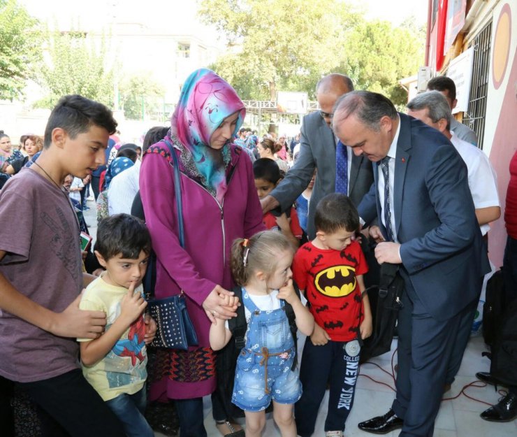 Pamukkale Belediyesi’nden çocuklara okul hediyesi