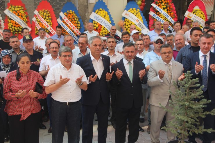 Protokol üyeleri AK Parti Bilecik Merkez İlçe Başkanının işyeri açılışında buluştu