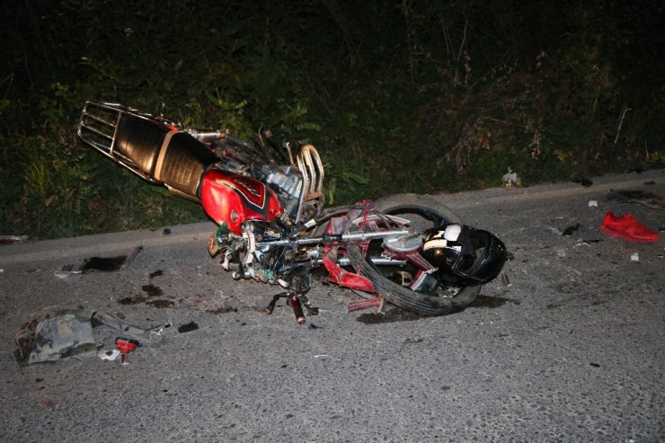 Motosiklet ile otomobil çarpıştı: 1 ölü