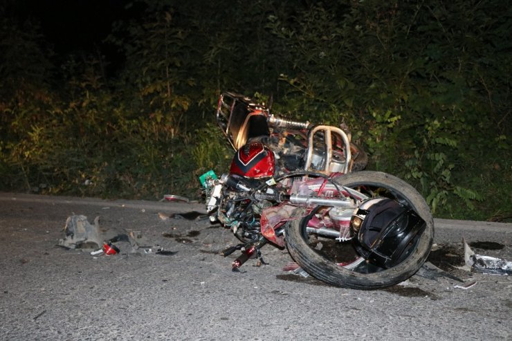 Motosiklet ile otomobil çarpıştı: 1 ölü