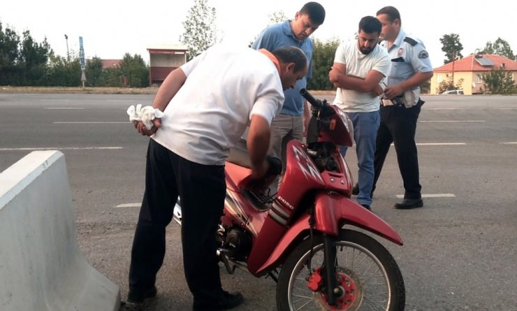 Motosiklet hırsızlarını güvenlik kamerası ele verdi