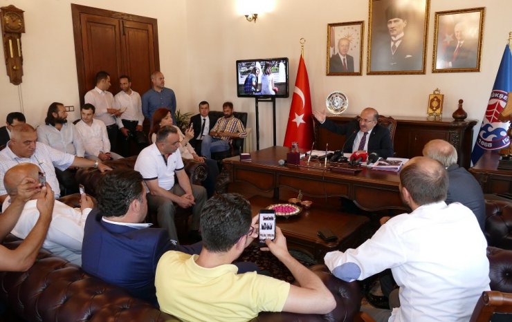 Gümrükçüoğlu, basın mensuplarıyla sohbet toplantısı gerçekleştirdi