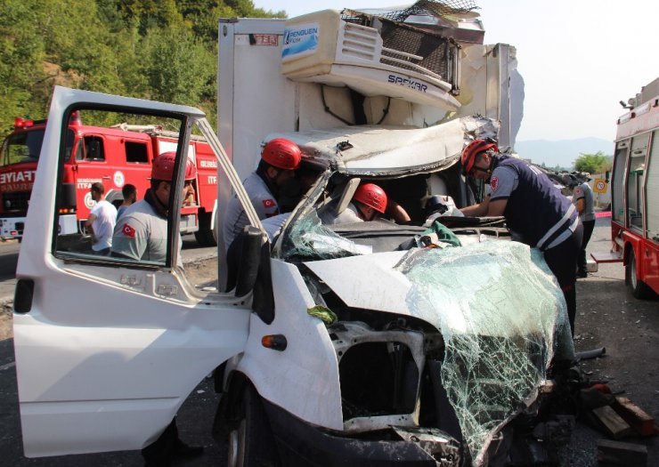 Tır ile kamyonet kafa kafaya çarpıştı: 3 yaralı