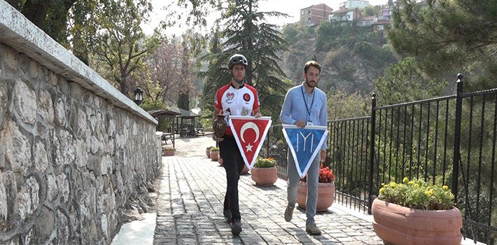 32 kilometrelik yolu bisikletleriyle giderek kutsal toprakları yerlerine ulaştırdılar