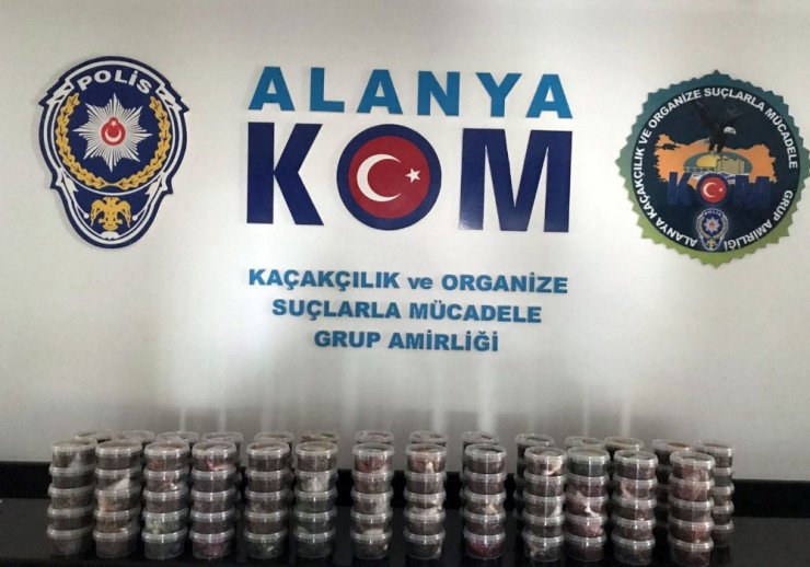 Alanya’da 27 kilo kaçak nargile tütünü ele geçirildi