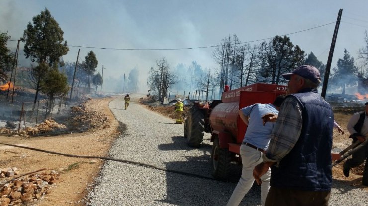 Balıkesir’de orman yangını sürüyor