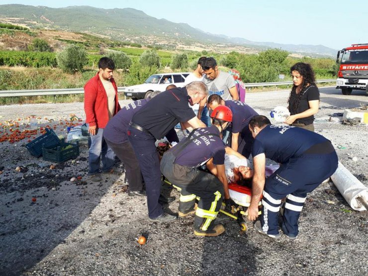 Minibüsler çarpıştı, meyveler yola saçıldı: 3 yaralı